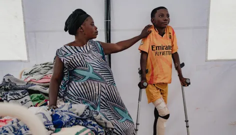 Hôpital Général de Référence de Fizi, Province du Sud-Kivu. Le fils d’Adela, âgé de 14 ans, a été blessé par balle à la jambe alors qu’il se réfugiait chez lui pour se protéger des combats dans son village de Kaguli.