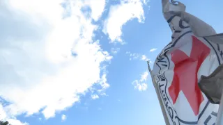 Bandera del CIC ondea con el trasfondo de un cielo azul